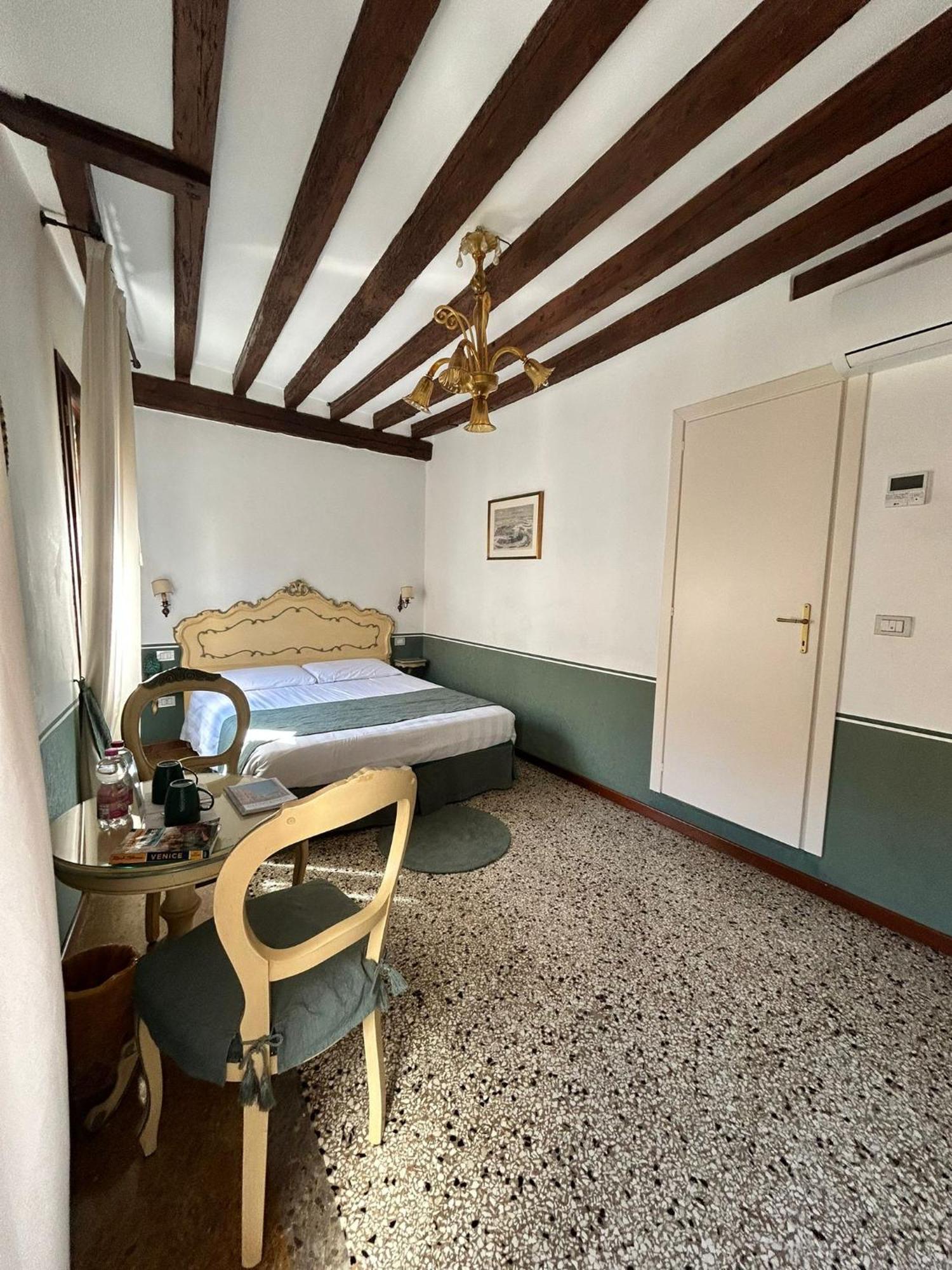 Ca' San Trovaso - 6 Rooms Venedik Dış mekan fotoğraf