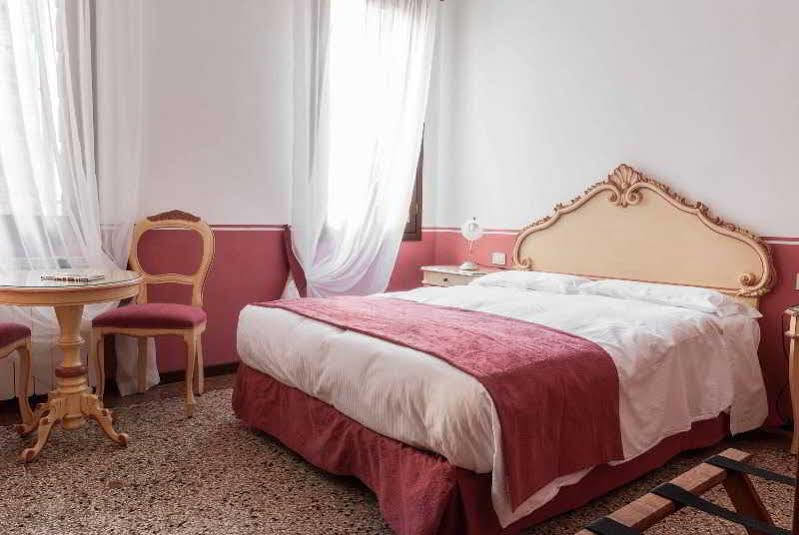 Ca' San Trovaso - 6 Rooms Venedik Dış mekan fotoğraf