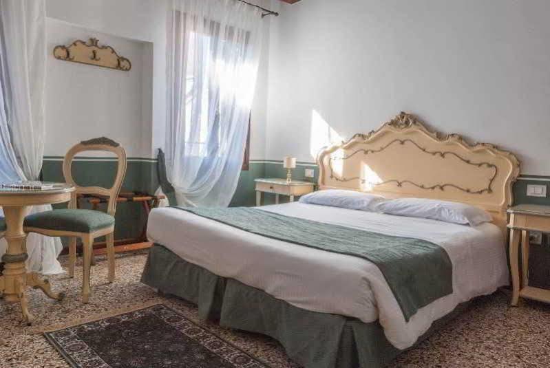 Ca' San Trovaso - 6 Rooms Venedik Dış mekan fotoğraf