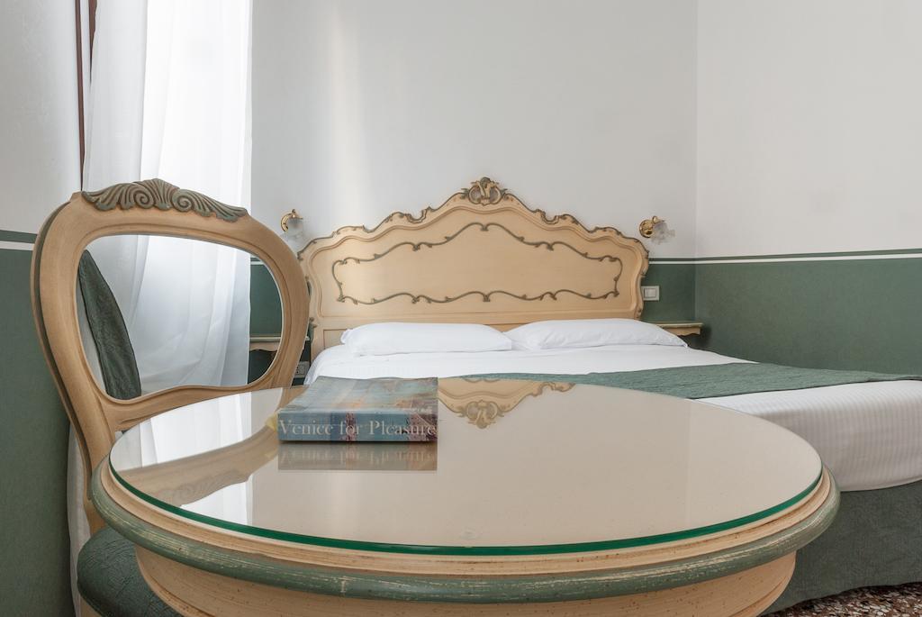Ca' San Trovaso - 6 Rooms Venedik Dış mekan fotoğraf